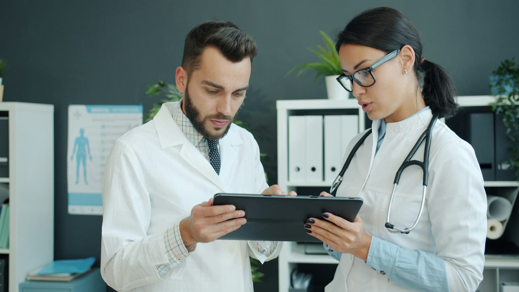 Deux médecins consultent une tablette.